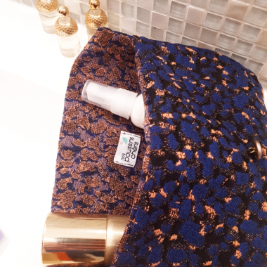Pochette bleue multiusage en tissu haute couture 100% upcycling