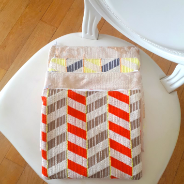 Pochette orange zippée en tissu haute couture 100% upcycling