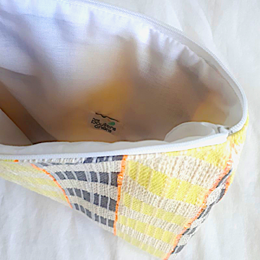Pochette jaune zippée en tissu haute couture 100% upcycling